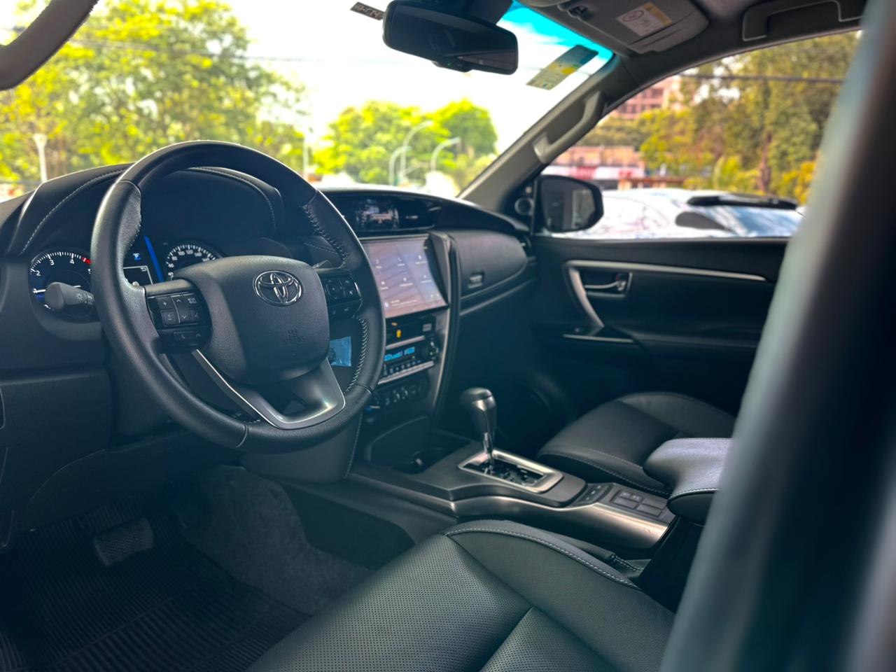 TOYOTA Hilux SW4 2.8 4P SRX 4X4 TURBO DIESEL AUTOMÁTICO