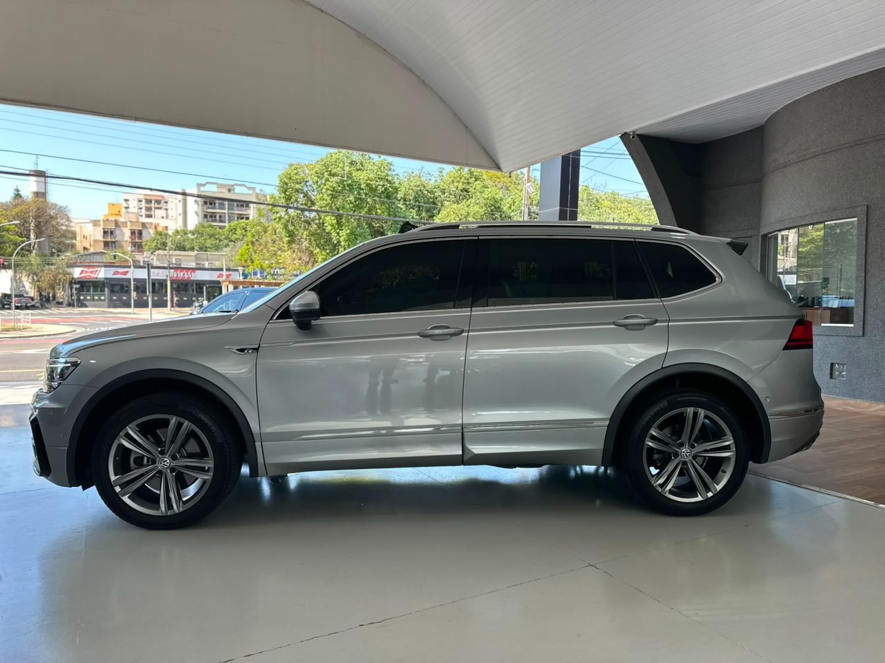 VOLKSWAGEN Tiguan 2.0 16V 4P TSI 300 TURBO R-LINE AUTOMÁTICO