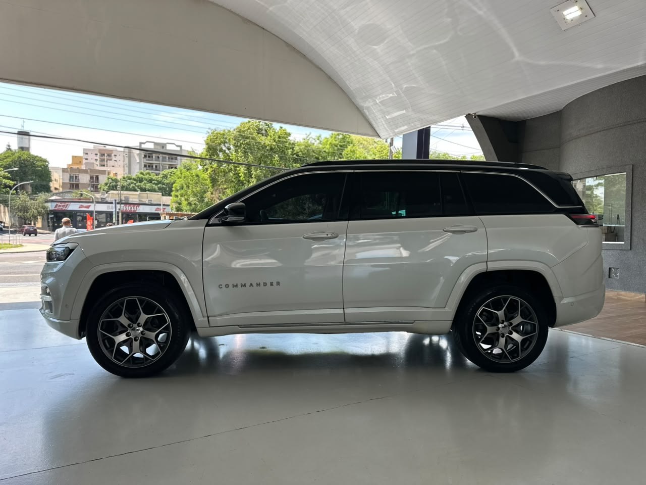 JEEP Commander 2.0 16V 4P TD380 OVERLAND 4X4 TURBO DIESEL AUTOMÁTICO AT9