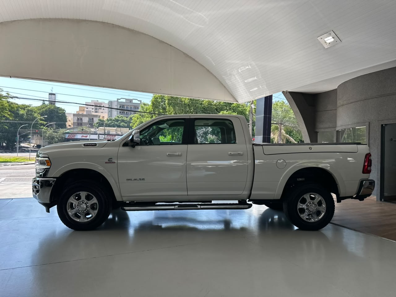 RAM 2500 6.7 I6 24V SLT CABINE DUPLA TURBO DIESEL LARAMIE 4X4 AUTOMÁTICO