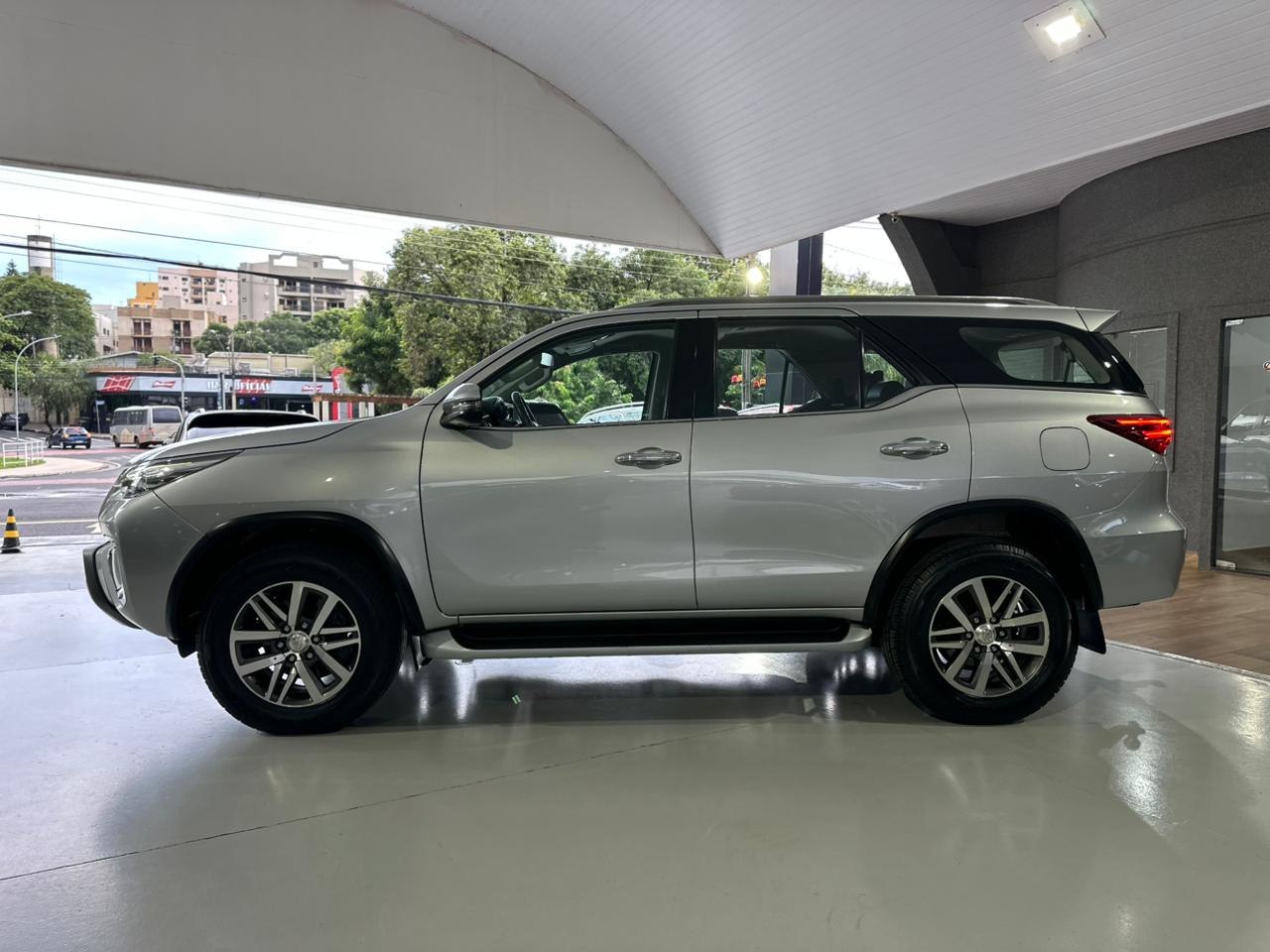 TOYOTA Hilux SW4 2.8 16V 4P SRX 4X4 7 LUGARES TURBO DIESEL AUTOMÁTICO