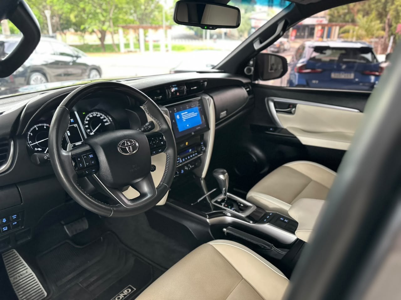TOYOTA Hilux SW4 2.8 4P SRX 4X4 DIAMOND 7 LUGARES TURBO DIESEL AUTOMÁTICO