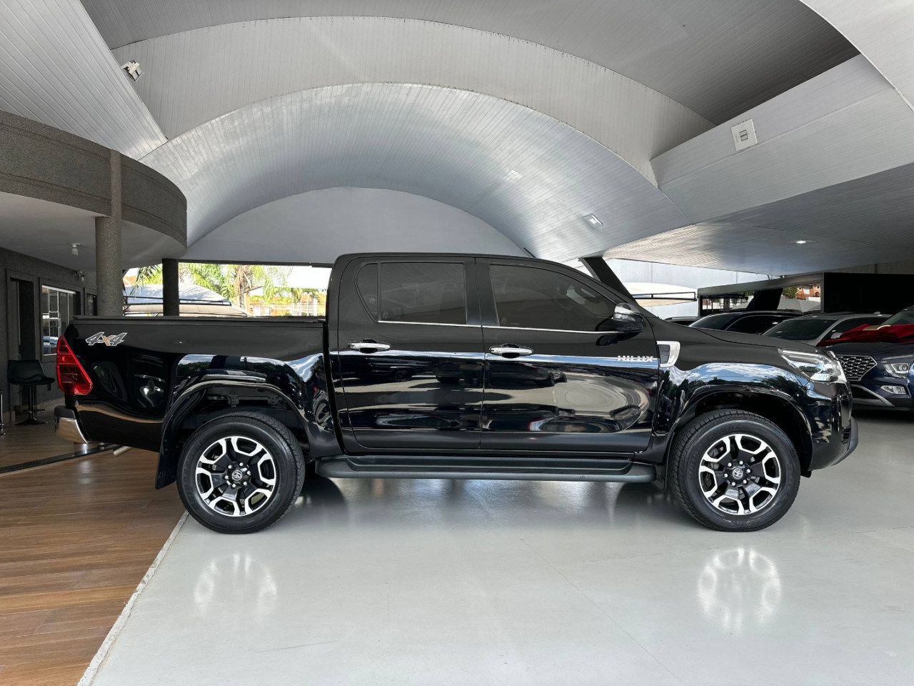 TOYOTA Hilux Caminhonete 2.8 16V SRX 4X4 TURBO DIESEL CABINE DUPLA AUTOMÁTICO