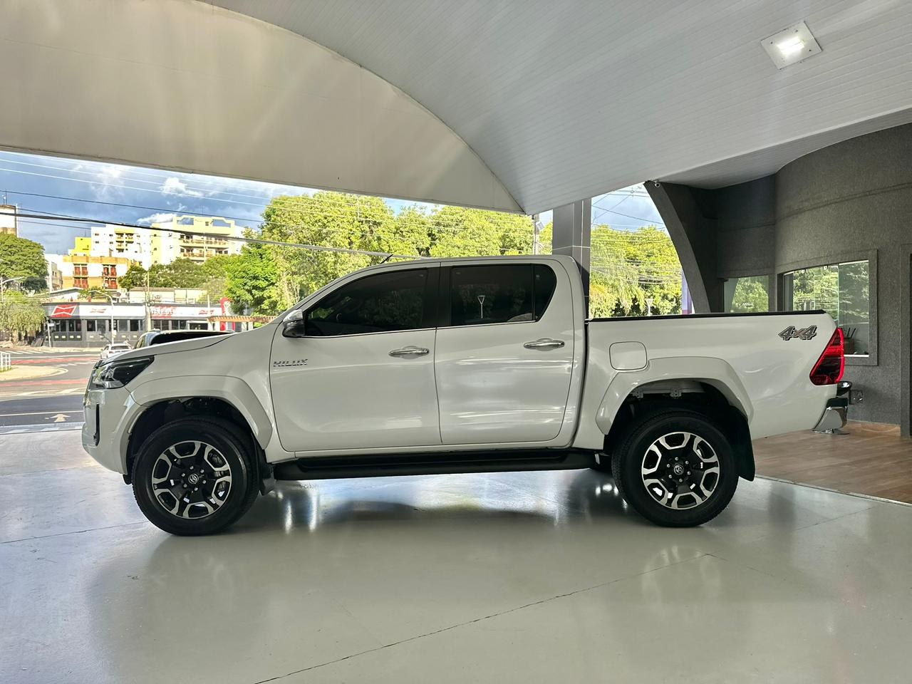 TOYOTA Hilux Caminhonete 2.8 16V SRX PLUS 4X4 TURBO DIESEL CABINE DUPLA AUTOMÁTICO