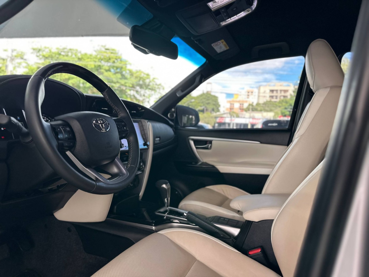 TOYOTA Hilux SW4 2.8 4P SRX 4X4 DIAMOND 7 LUGARES TURBO DIESEL AUTOMÁTICO