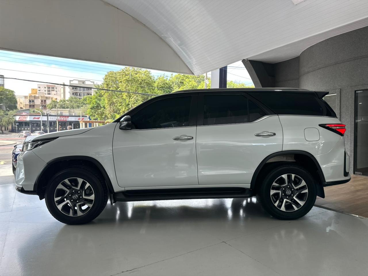 TOYOTA Hilux SW4 2.8 4P SRX 4X4 DIAMOND 7 LUGARES TURBO DIESEL AUTOMÁTICO