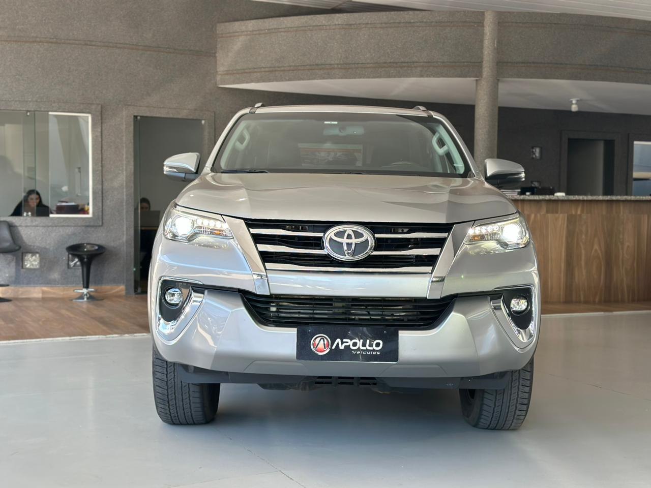 TOYOTA Hilux SW4 2.8 4P SRX 4X4 TURBO DIESEL AUTOMÁTICO