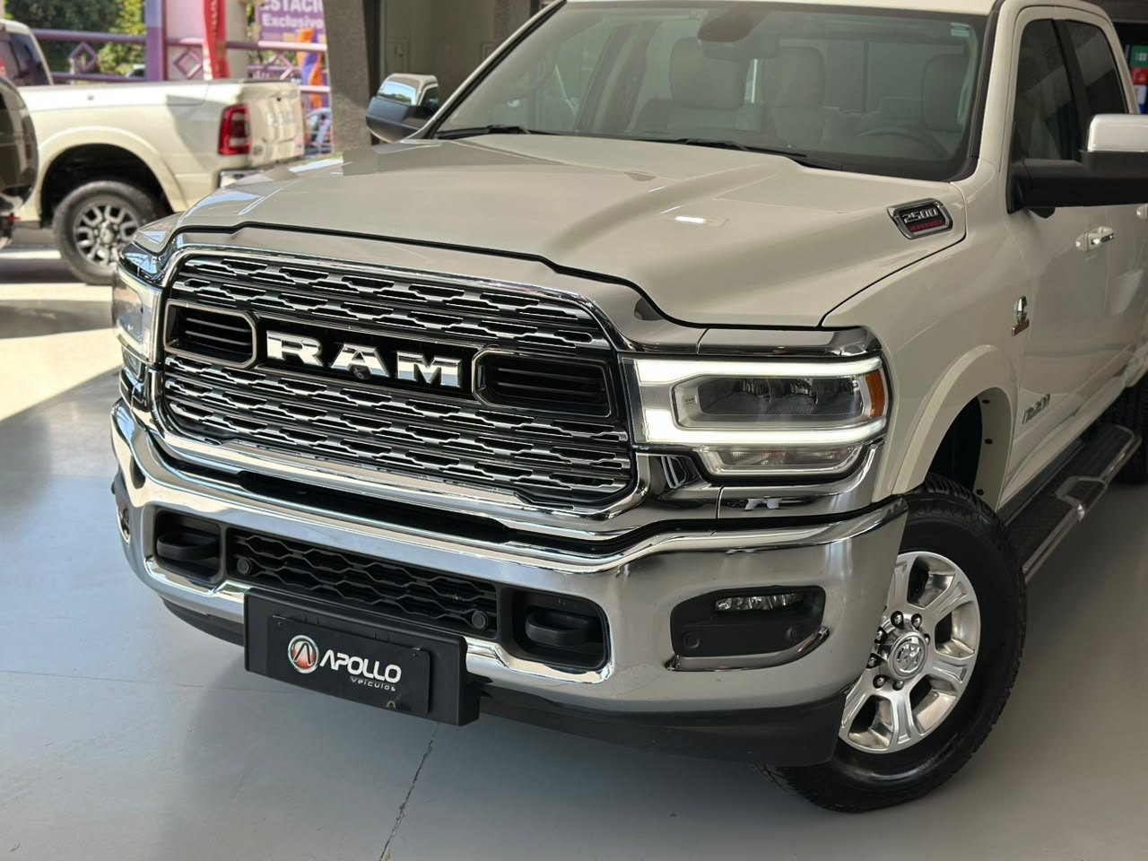 RAM 2500 6.7 I6 24V SLT CABINE DUPLA TURBO DIESEL LARAMIE 4X4 AUTOMÁTICO