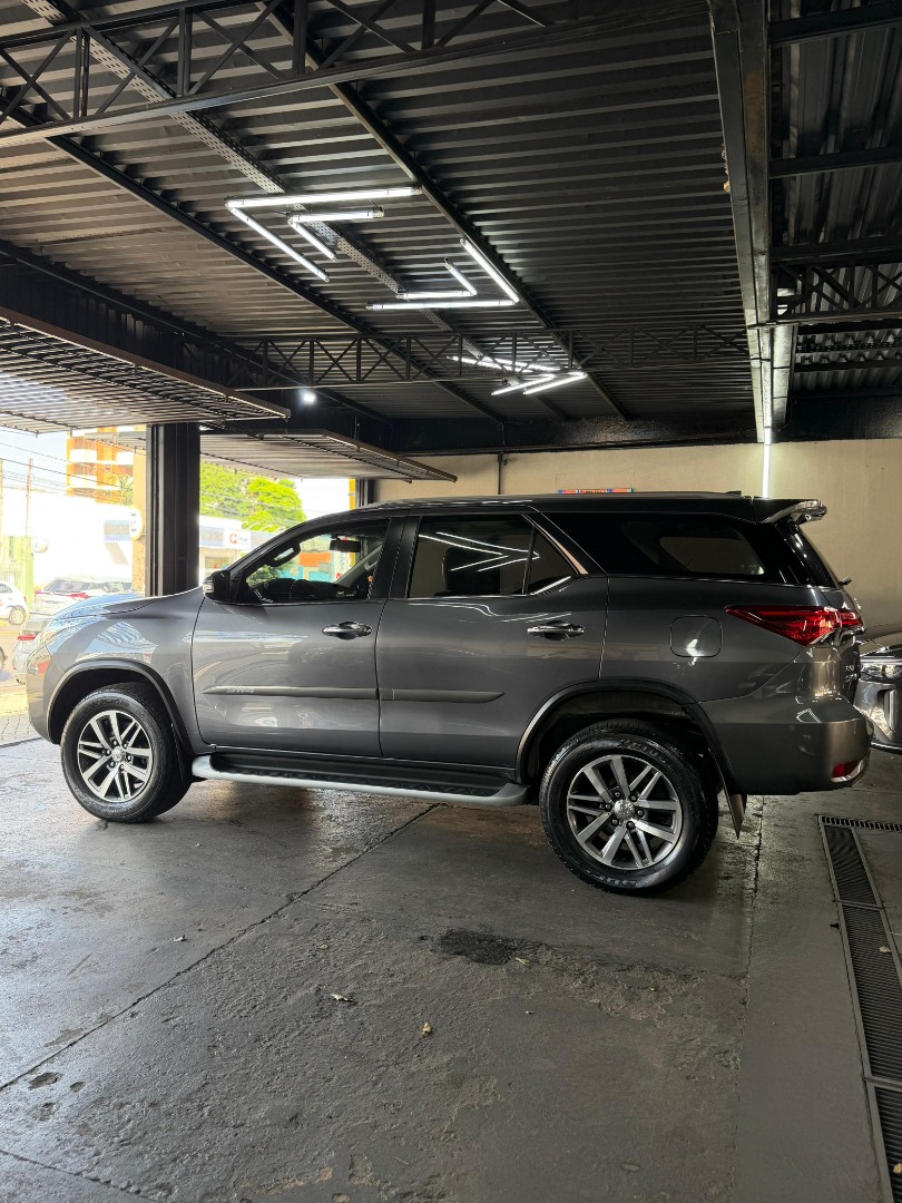 TOYOTA Hilux SW4 2.8 4P SRX 4X4 TURBO DIESEL AUTOMÁTICO