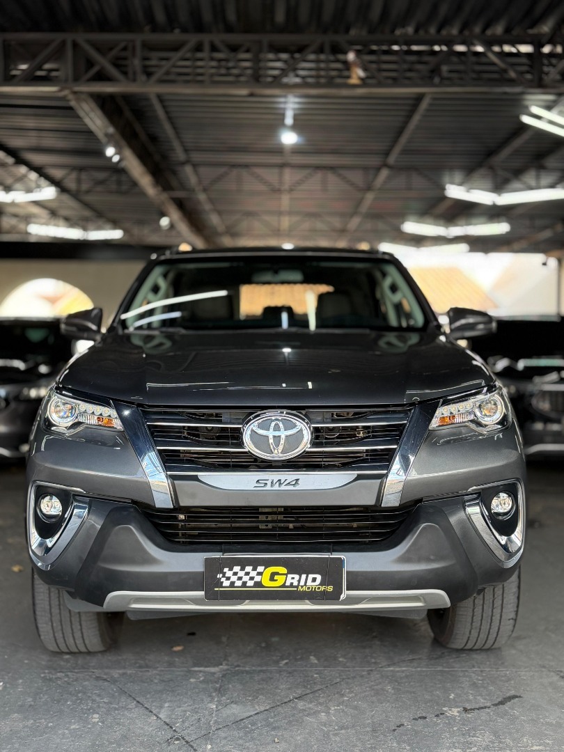 TOYOTA Hilux SW4 2.8 4P SRX 4X4 TURBO DIESEL AUTOMÁTICO