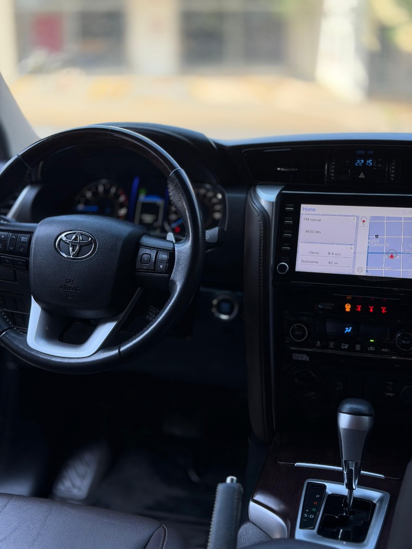 TOYOTA Hilux SW4 2.8 4P SRX 4X4 TURBO DIESEL AUTOMÁTICO