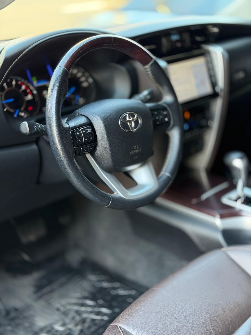 TOYOTA Hilux SW4 2.8 4P SRX 4X4 TURBO DIESEL AUTOMÁTICO