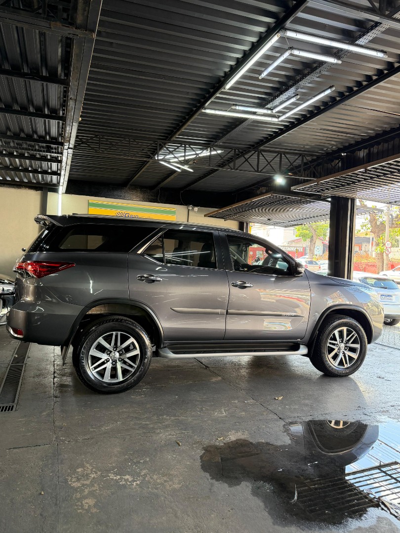 TOYOTA Hilux SW4 2.8 4P SRX 4X4 TURBO DIESEL AUTOMÁTICO