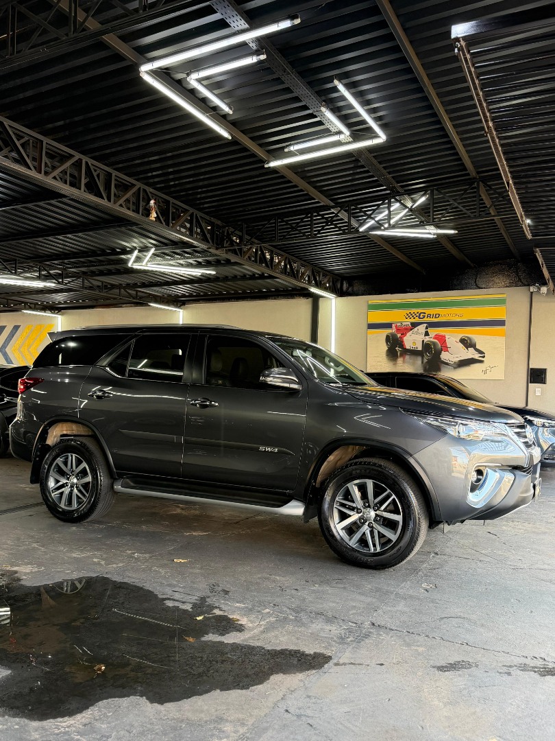 TOYOTA Hilux SW4 2.8 4P SRX 4X4 TURBO DIESEL AUTOMÁTICO