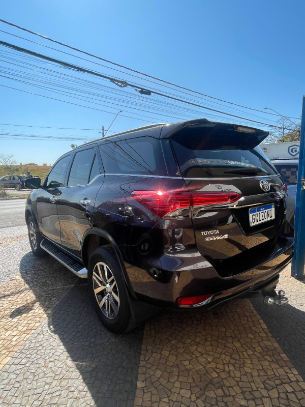 TOYOTA Hilux SW4 2.8 16V 4P SRX 4X4 7 LUGARES TURBO DIESEL AUTOMÁTICO