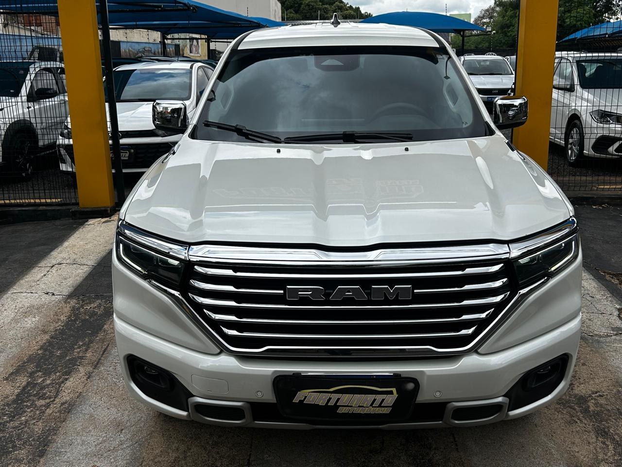 1500 5.7 V8 CLASSIC LARAMIE CABINE DUPLA 4X4 AUTOMÁTICO