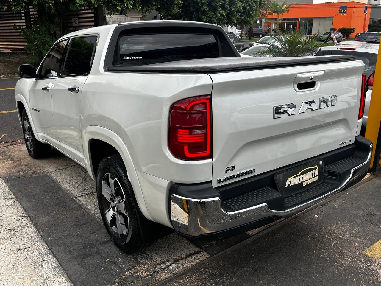 1500 5.7 V8 CLASSIC LARAMIE CABINE DUPLA 4X4 AUTOMÁTICO
