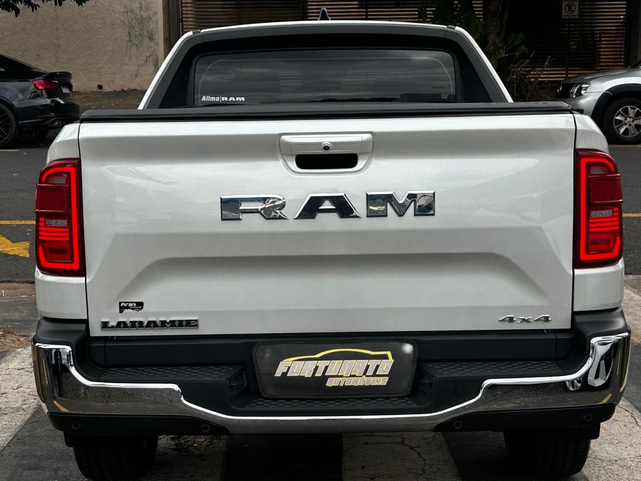 1500 5.7 V8 CLASSIC LARAMIE CABINE DUPLA 4X4 AUTOMÁTICO