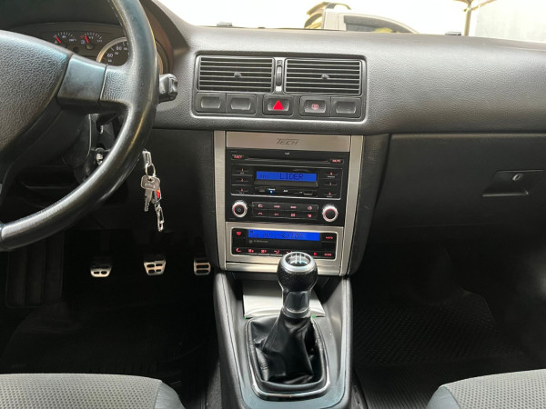 VOLKSWAGEN Golf 1.6 4P TECH FLEX