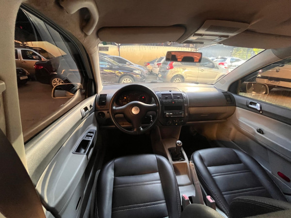 VOLKSWAGEN Polo Sedan 1.6 4P