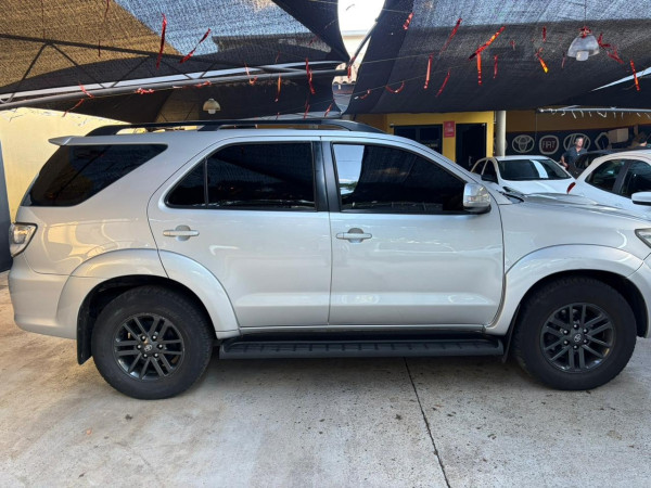 TOYOTA Hilux SW4 4.0 V6 24V 4P SRV 7LUGARES 4X4 AUTOMÁTICO