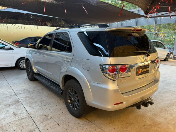 TOYOTA Hilux SW4 4.0 V6 24V 4P SRV 7LUGARES 4X4 AUTOMÁTICO