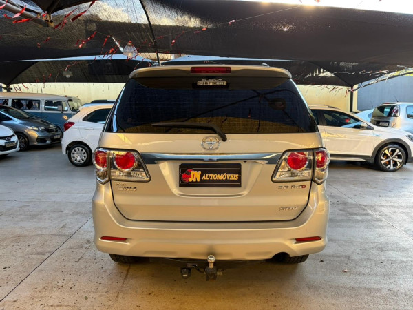 TOYOTA Hilux SW4 4.0 V6 24V 4P SRV 7LUGARES 4X4 AUTOMÁTICO