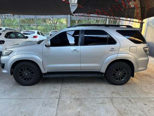 TOYOTA Hilux SW4 4.0 V6 24V 4P SRV 7LUGARES 4X4 AUTOMÁTICO
