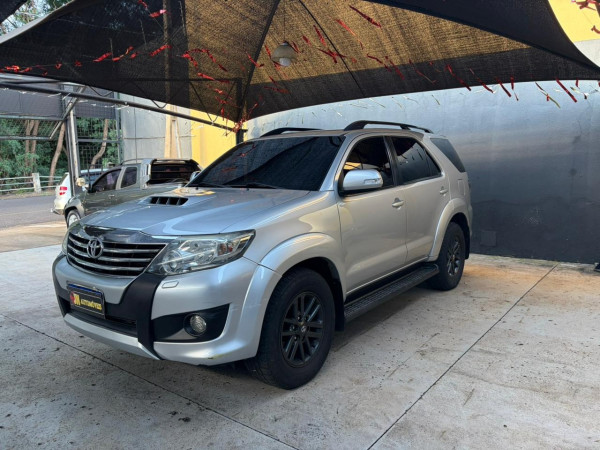 TOYOTA Hilux SW4 4.0 V6 24V 4P SRV 7LUGARES 4X4 AUTOMÁTICO