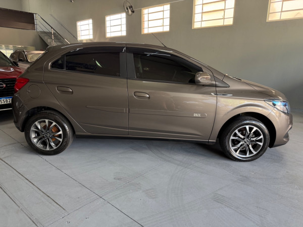 CHEVROLET Onix Hatch 1.4 4P FLEX LT AUTOMÁTICO