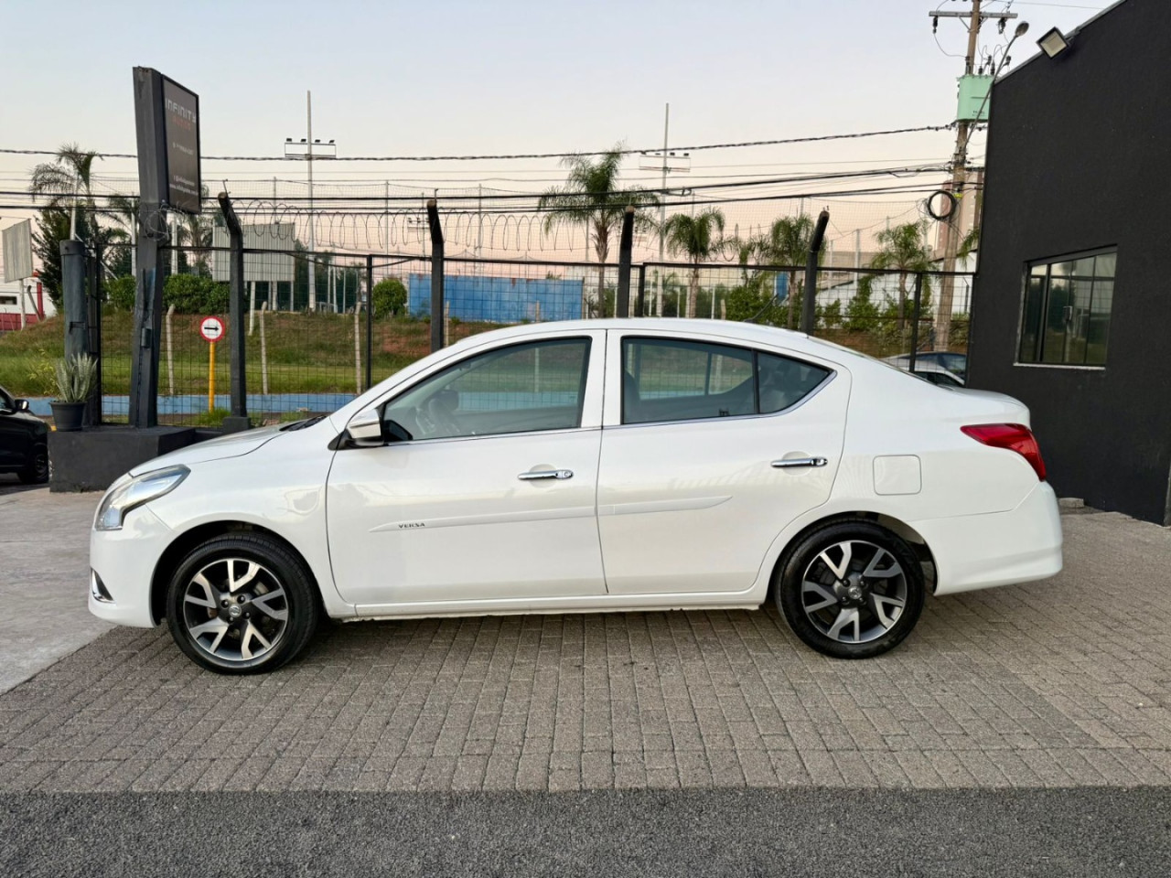 Versa Sedan 1.6 16V 4P UNIQUE FLEX