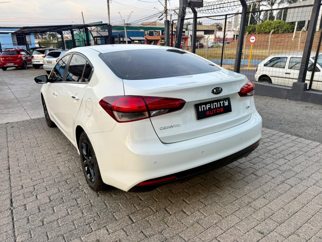 Cerato Sedan 1.6 16V 4P SX3 AUTOMÁTICO Cerato Sedan 1.6 16V 4P SX3 AUTOMÁTICO