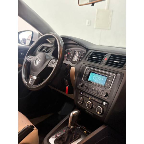 VOLKSWAGEN Jetta 2.0 4P FLEX CONFORTLINE TIPTRONIC AUTOMÁTICO
