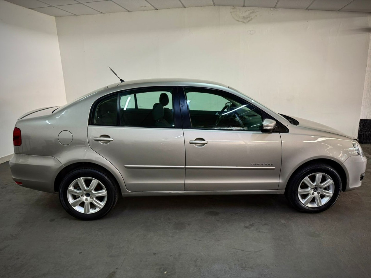 VOLKSWAGEN Polo Sedan 2.0 4P COMFORTLINE