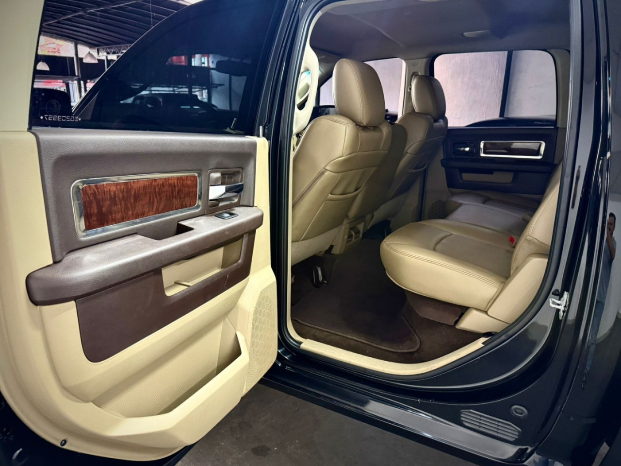 RAM 2500 6.7 I6 24V SLT CABINE DUPLA TURBO DIESEL LARAMIE 4X4 AUTOMÁTICO