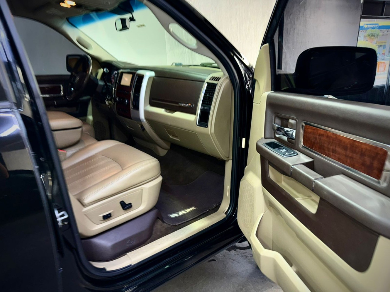 RAM 2500 6.7 I6 24V SLT CABINE DUPLA TURBO DIESEL LARAMIE 4X4 AUTOMÁTICO